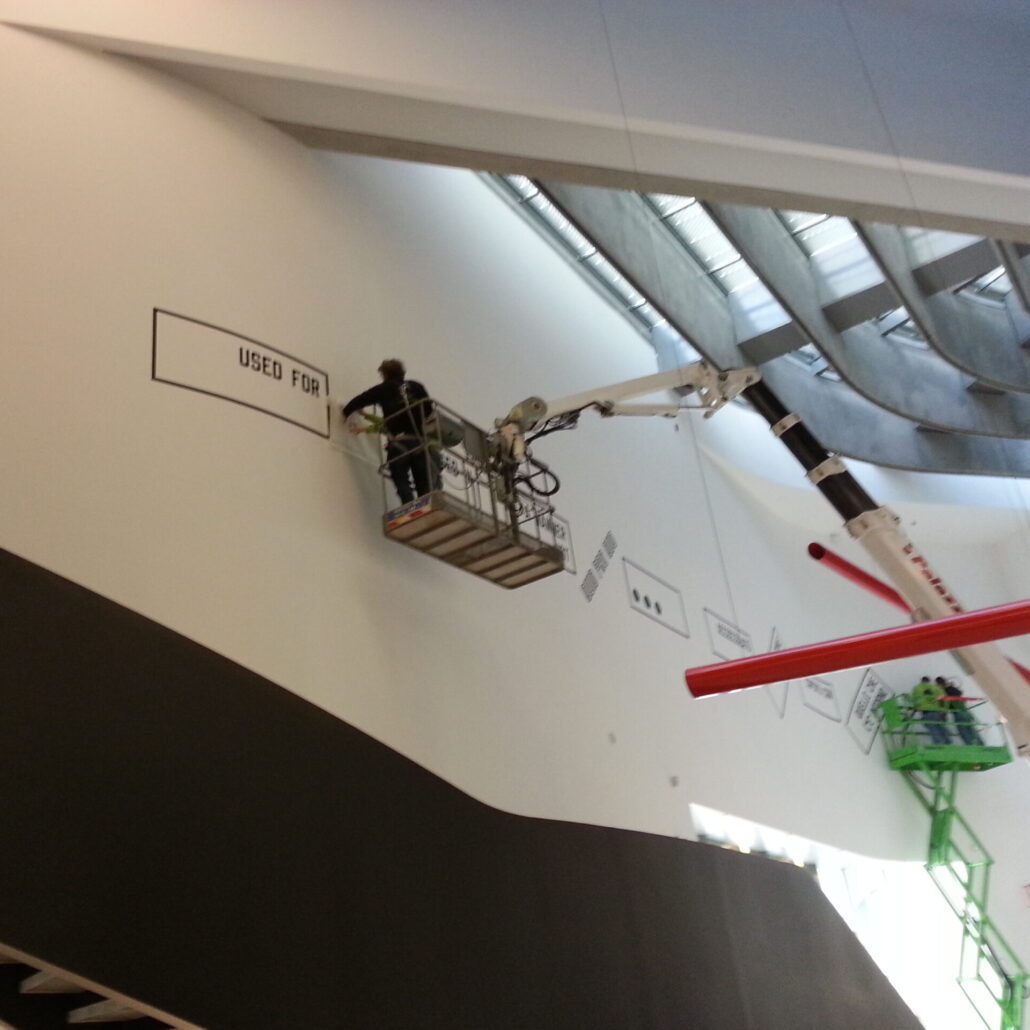 Grafica allestimento produzione e stampa Riproduzione e Allestimento dell'opera "Quid Pro Quo" di Lawrence Weiner presso il museo Maxxi di Roma