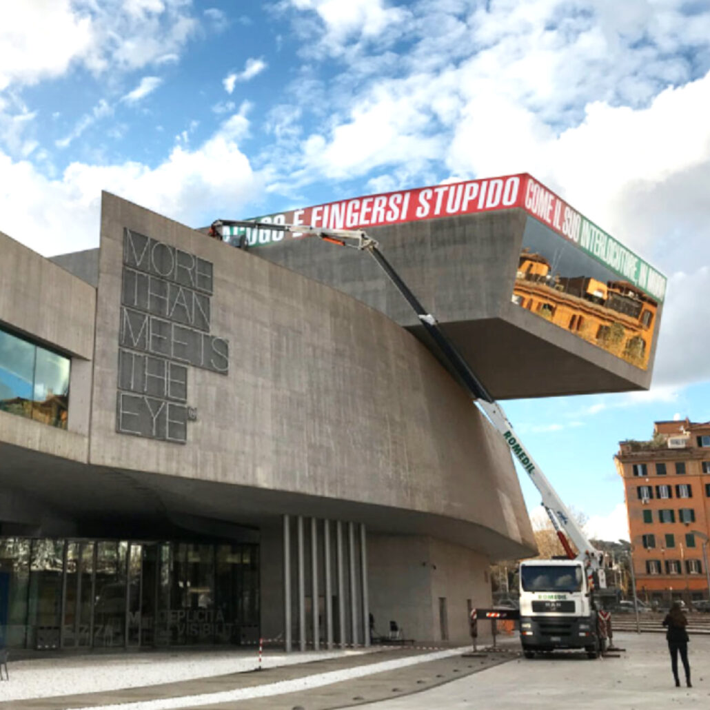 Grafica allestimento produzione e stampa - Kruger facciata MAXXI
