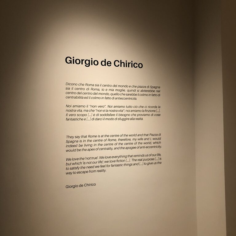 Grafica allestimento produzione e stampa allestimento testo prespaziato - Mostra de Chirico