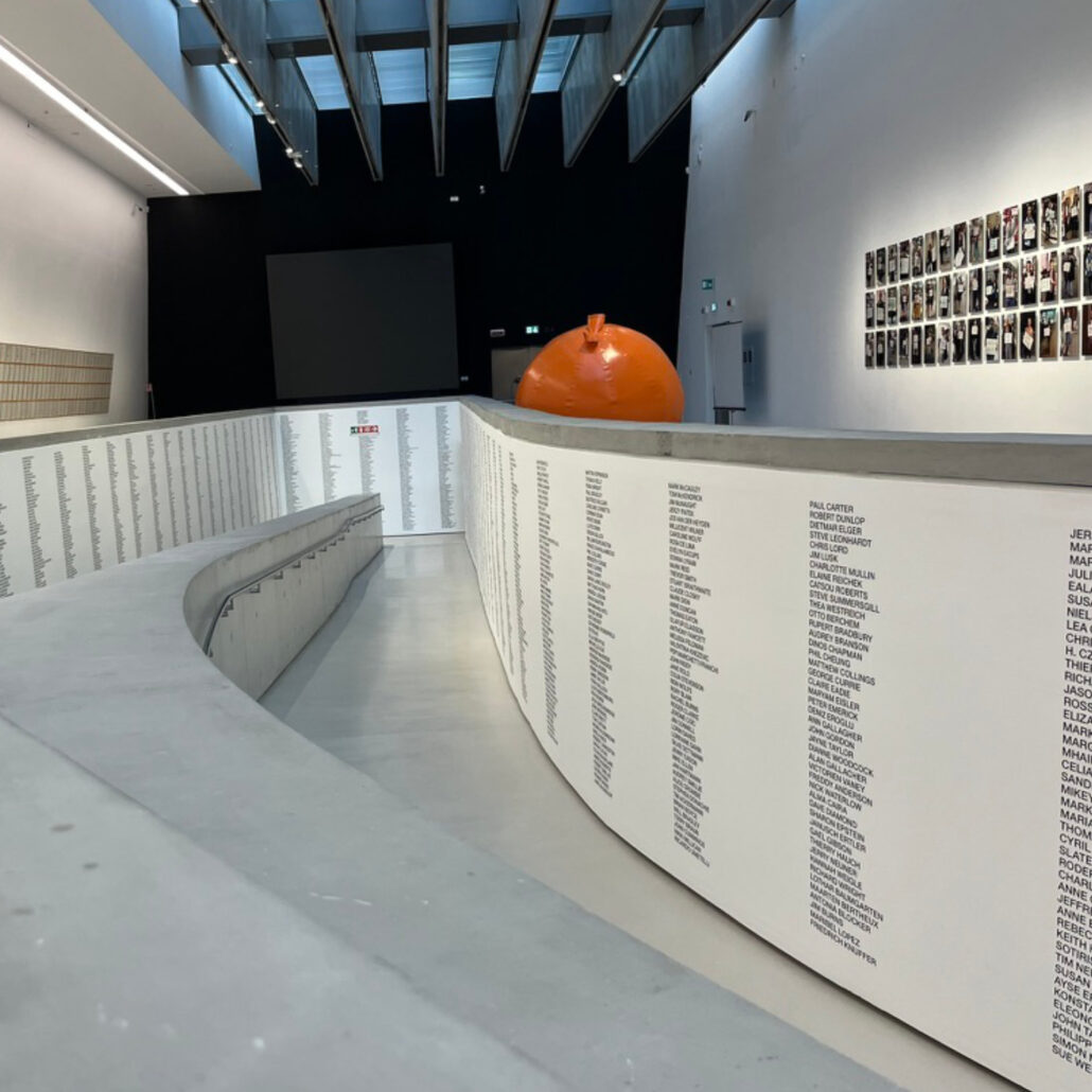 Grafica allestimento produzione e stampa Allestimento prespaziati - Mostra 1+1 Douglas Gordon