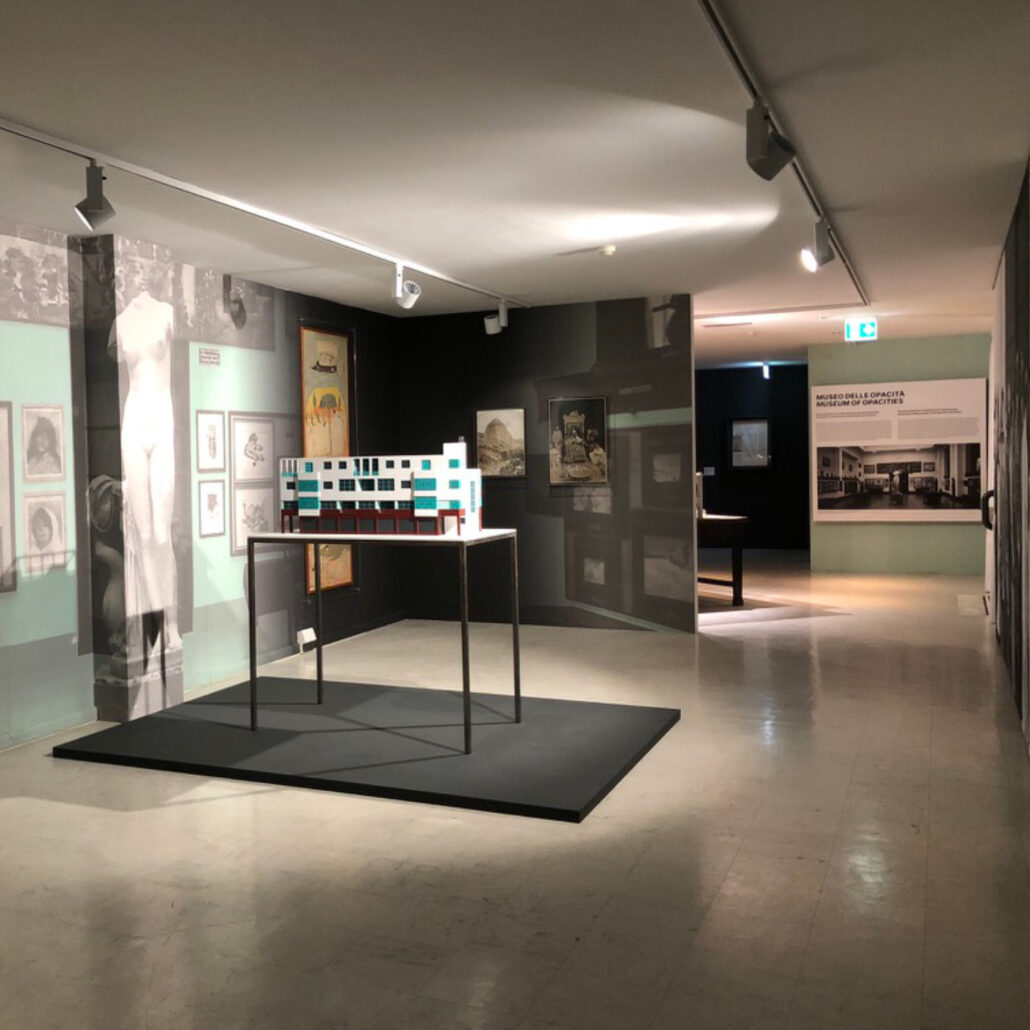 Grafica allestimento produzione e stampa Stampa e allestimento carta da parati Particolare dell'allestimento per la mostra "Museo delle opacità" presso MUCIV - Museo delle Civiltà a Roma